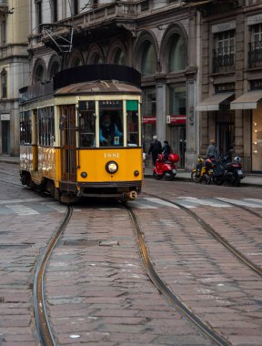 Milano sokaklarında tramvay