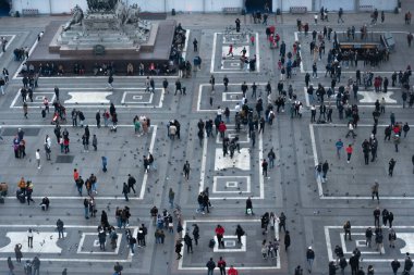 Milano 'daki katedralin önündeki meydanda insanlar var.