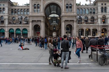 Milano sokaklarında yaşayan insanlar