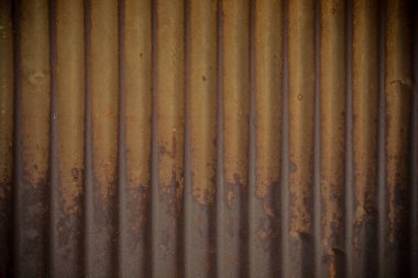 Eski paslı çinko plat duvar
