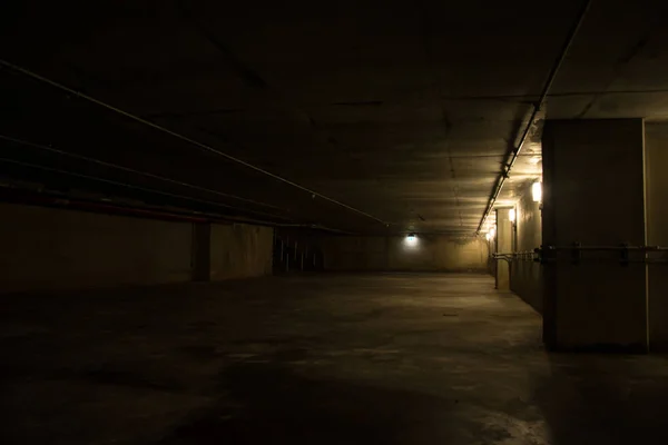 Подземный тоннель с металлическими трубами — стоковое фото