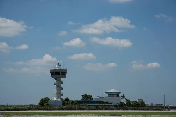 Torre de control de tráfico aéreo — Foto de Stock