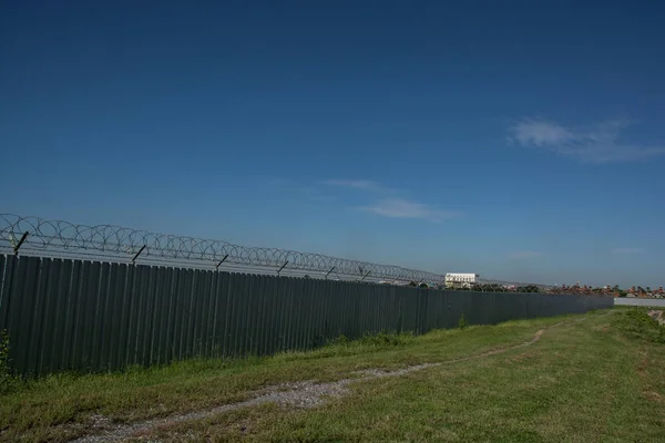 Barbed wire fence — Stock Photo, Image