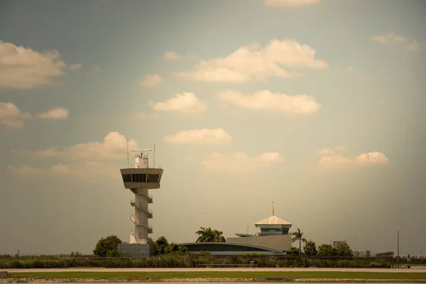 Wieża kontroli ruchu lotniczego Sunset Sky — Zdjęcie stockowe