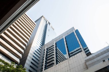 Modern mimari keskin hatları