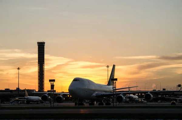 Kontrol kulesi ile Havaalanı yolcu uçağı — Stok fotoğraf