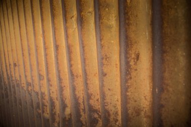 Eski paslı çinko plat duvar