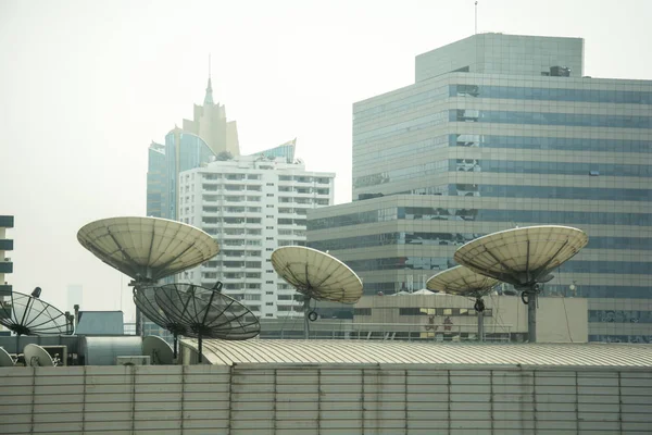 Coucher de soleil satellite avec bâtiment moderne — Photo