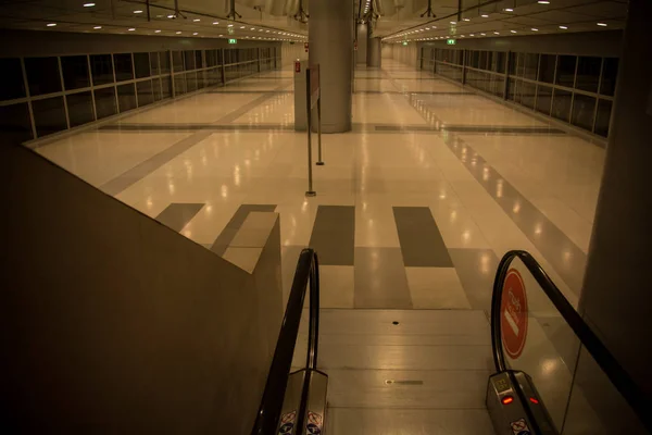 Лестница в метро — стоковое фото