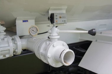 bir itfaiye ve arkasında su vanaları