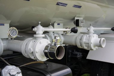 bir itfaiye ve arkasında su vanaları