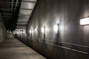 Boş endüstriyel garaj odası iç beton ile