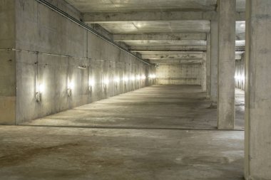 Boş endüstriyel garaj odası iç beton ile