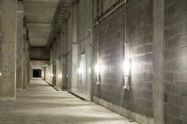 Boş endüstriyel garaj odası iç beton ile