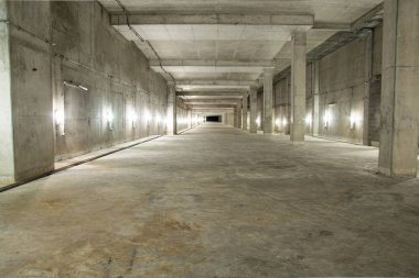 Boş endüstriyel garaj odası iç beton ile