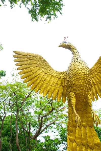 Figur Pfau Goldstatue geflügelt — Stockfoto