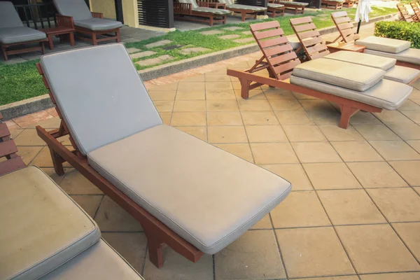 Sillas en una terraza de la piscina — Foto de Stock