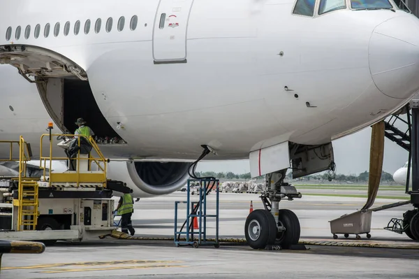 Airplane near the terminal in an airport — Stock Photo, Image