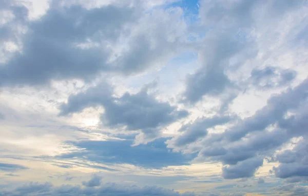 Céu com nuvens e pôr do sol — Fotografia de Stock