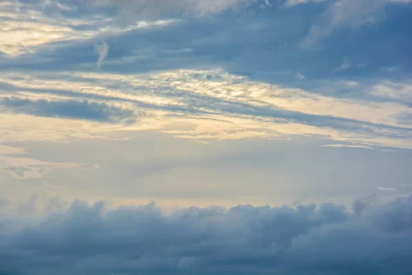 Céu com nuvens e pôr do sol — Fotografia de Stock