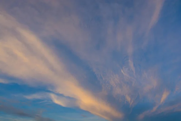 Céu com nuvens e pôr do sol — Fotografia de Stock