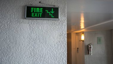 modern bir binada yangın merdiveni