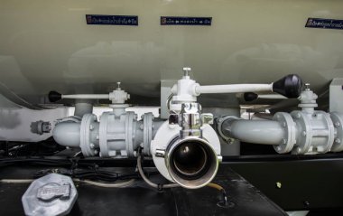 bir itfaiye ve arkasında su vanaları