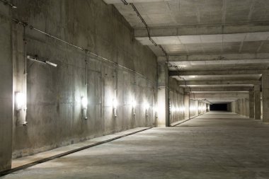 Boş endüstriyel garaj odası iç beton ile