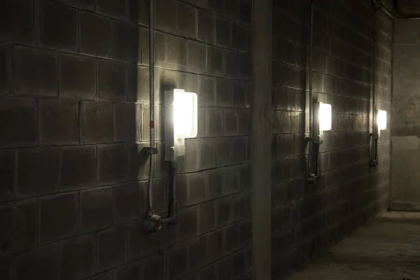 Лампы в подземном переходе — стоковое фото