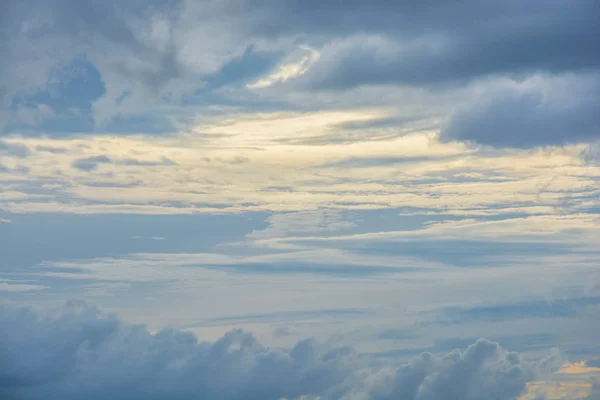 Gökyüzü bulutlar ve günbatımı — Stok fotoğraf