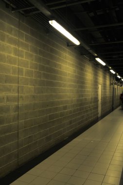 Yeraltı beton merdiven. Split teneke