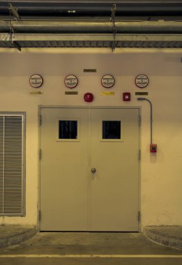 kapı ile aşınmış duvar