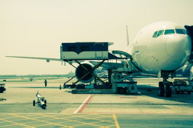 Uçak bir Havaalanı terminal yakınındaki. Split teneke