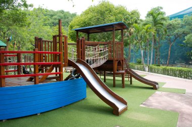 Çocuklar merdiven slaytlar ekipmanları