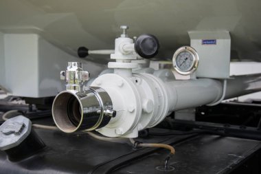 bir itfaiye ve arkasında su vanaları