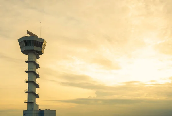 Flygplatsen tower. Delad toning — Stockfoto