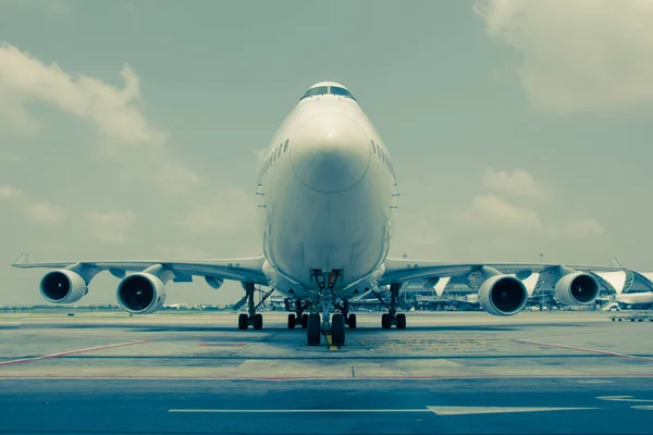 Passenger planes at the airport. Split tining — Stock Photo, Image