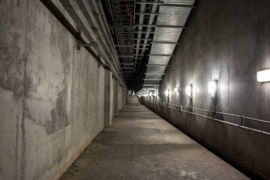 Boş endüstriyel garaj odası iç beton ile