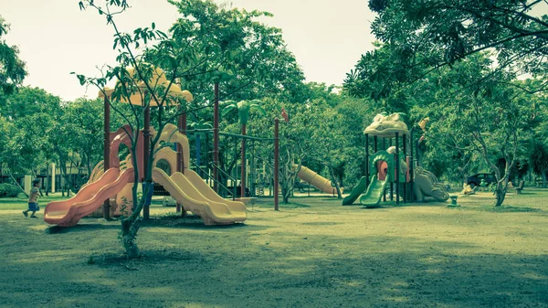 Parque infantil. Tineo dividido —  Fotos de Stock