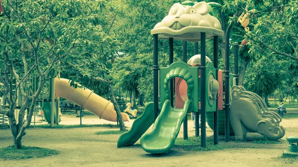 Parque infantil. Tineo dividido — Foto de Stock