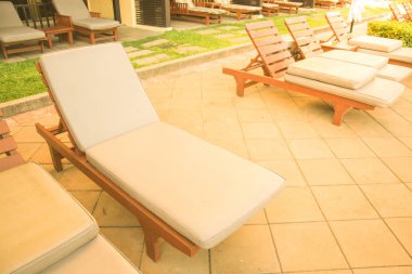 Bir havuz deck.edit sandalyelere temp ve tonlama bölme