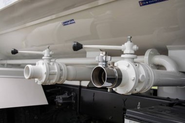 bir itfaiye ve arkasında su vanaları