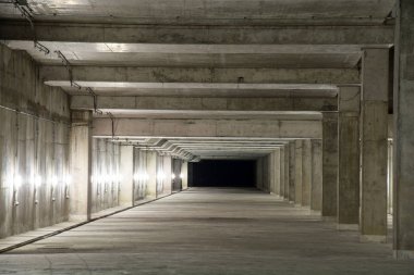 Boş endüstriyel garaj odası iç beton ile