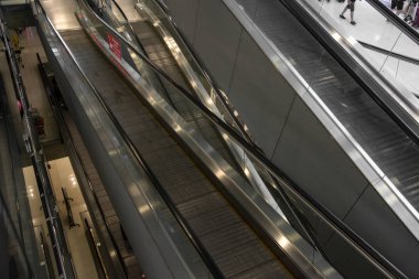 Yürüyen merdiven merdiven istasyonu.