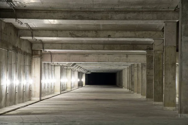 Пустой промышленный гараж с бетоном — стоковое фото