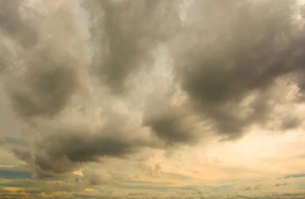 Céu com nuvens e pôr do sol.edit temp e tonificação dividida — Fotografia de Stock