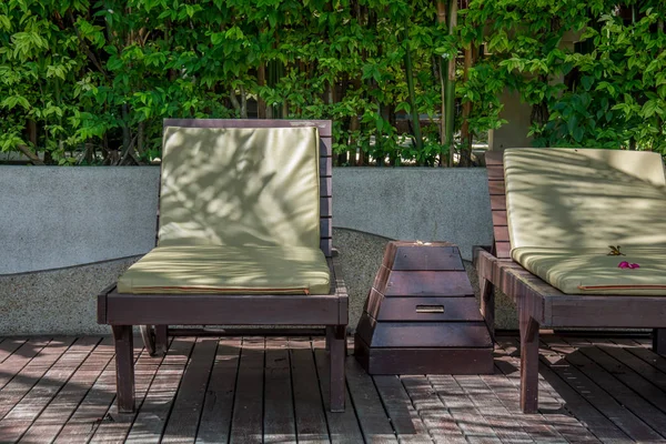 Sillas en una terraza de la piscina — Foto de Stock