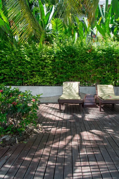 Sillas en una terraza de la piscina — Foto de Stock