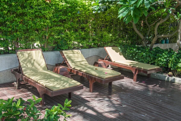 Sillas en una terraza de la piscina — Foto de Stock