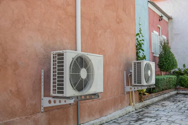 Luchtcompressor op de bakstenen muur — Stockfoto